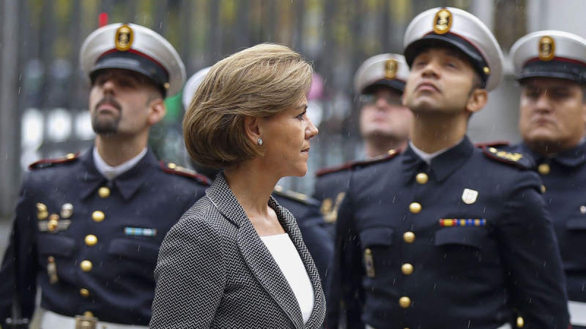 La ministra de Defensa, Maria Dolores de Cospedal, pasa revista a las tropas. PACO CAMPOS