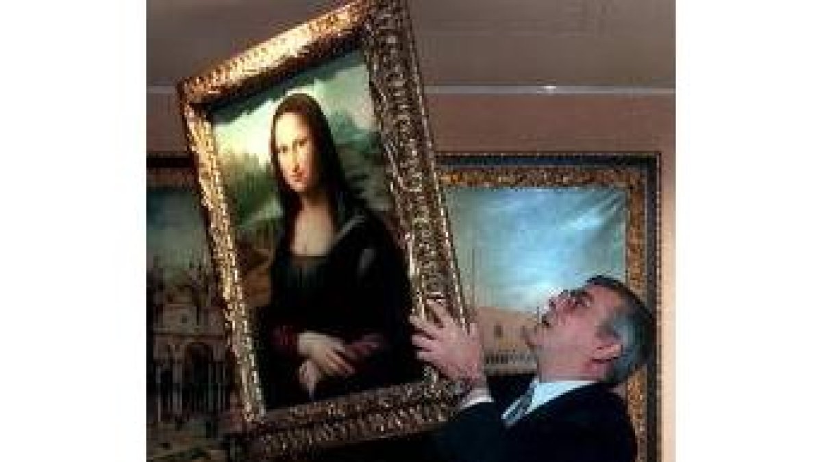 El director del Museo Imaginario de Barcelona con una Mona Lisa falsa