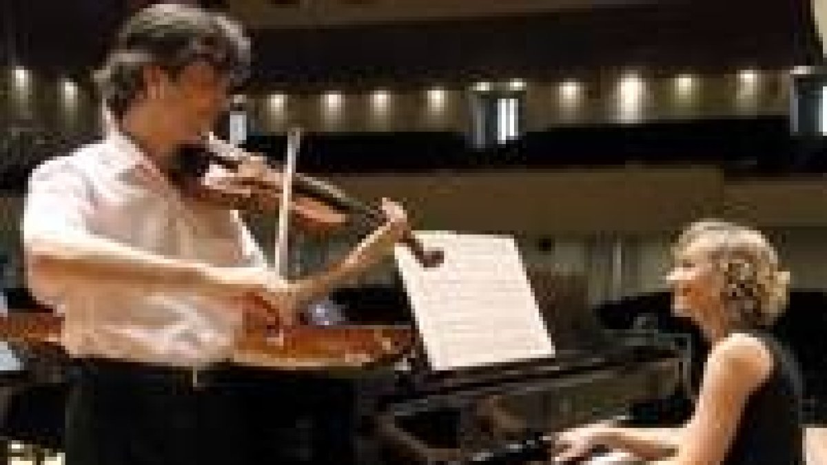 La pianista leonesa Carmen Mayo y el violinista rumano Stefan Doru en un reciente concierto
