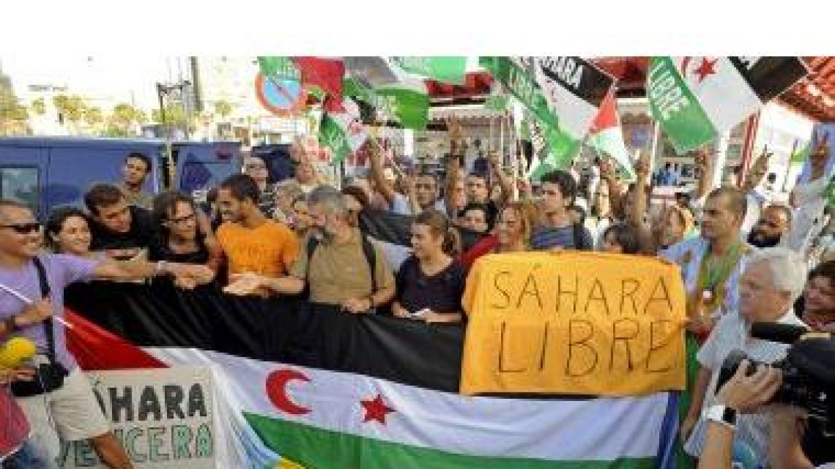 Los catorce manifestantes en apoyo al pueblo saharaui llegaron al Puerto de la Luz esta mañana.