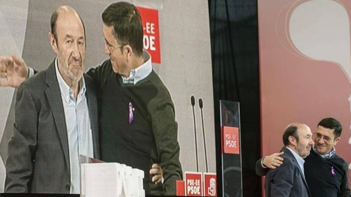 El Secretario General de los socialistas vascos, Patxi López (d), participa hoy junto a Alfredo Pérez Rubalcaba (2ºd) en la Fiesta de la Rosa, que se ha celebrado en Durango (Vizcaya).