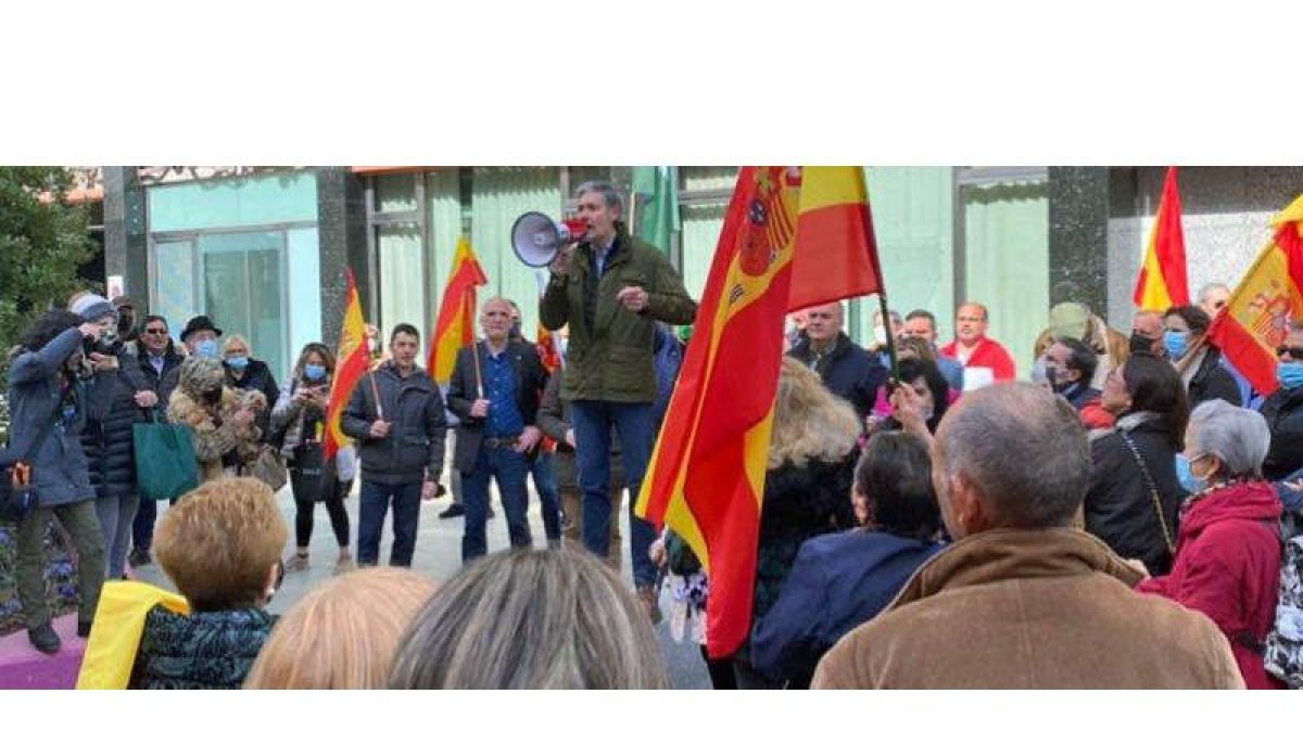 El diputado Calvo Liste se dirige a los asistentes a la concentración en León. DL