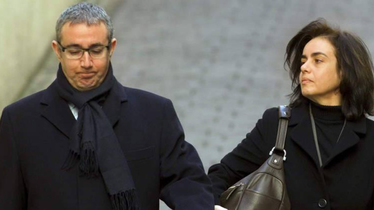 Torres, acompañado de su mujer, Ana María Tejeiro, a su llegada ayer a los juzgados.