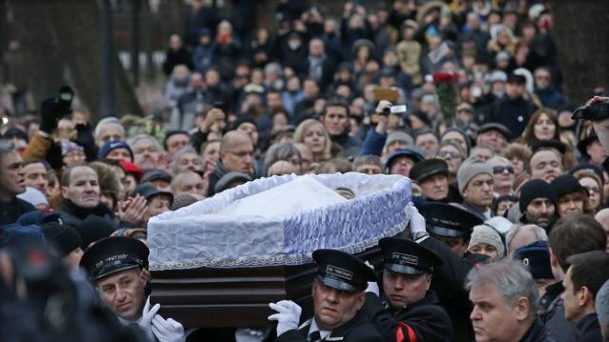 El ataúd con los restos del fallecido opositor ruso Boris Nemstov es trasladado durante su funeral en Moscú.