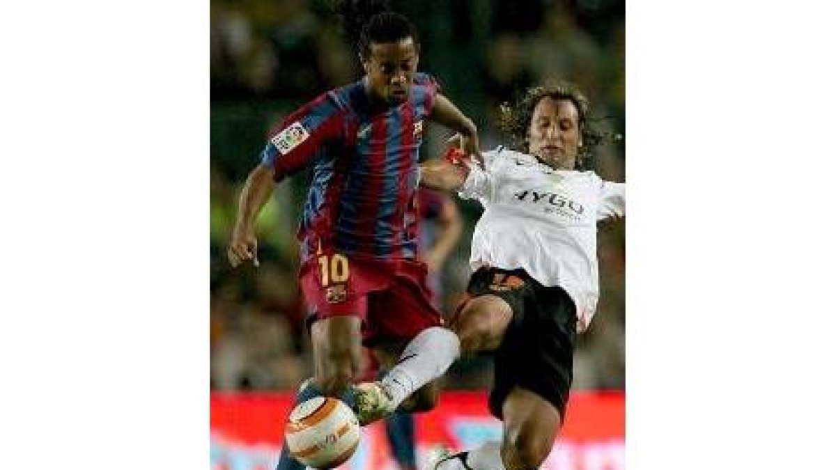 Ronaldinho intenta controlar el balón presionado por Rufete