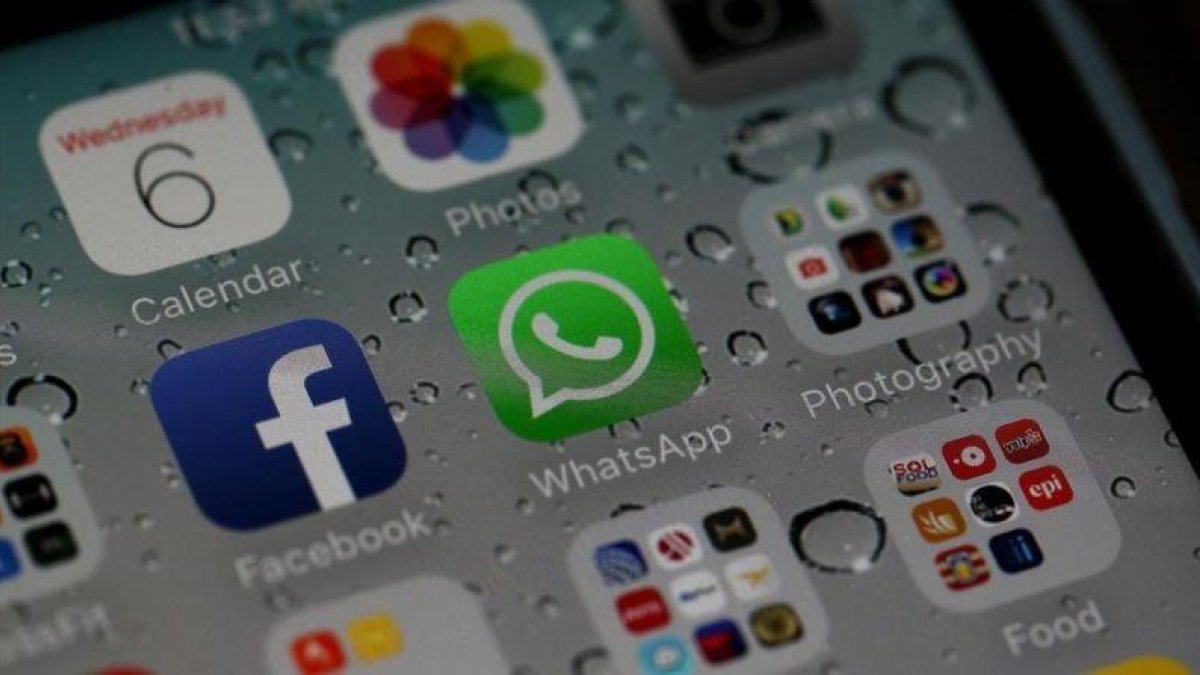 Las 'apps' de Facebook y Whatsapp en un móvil.