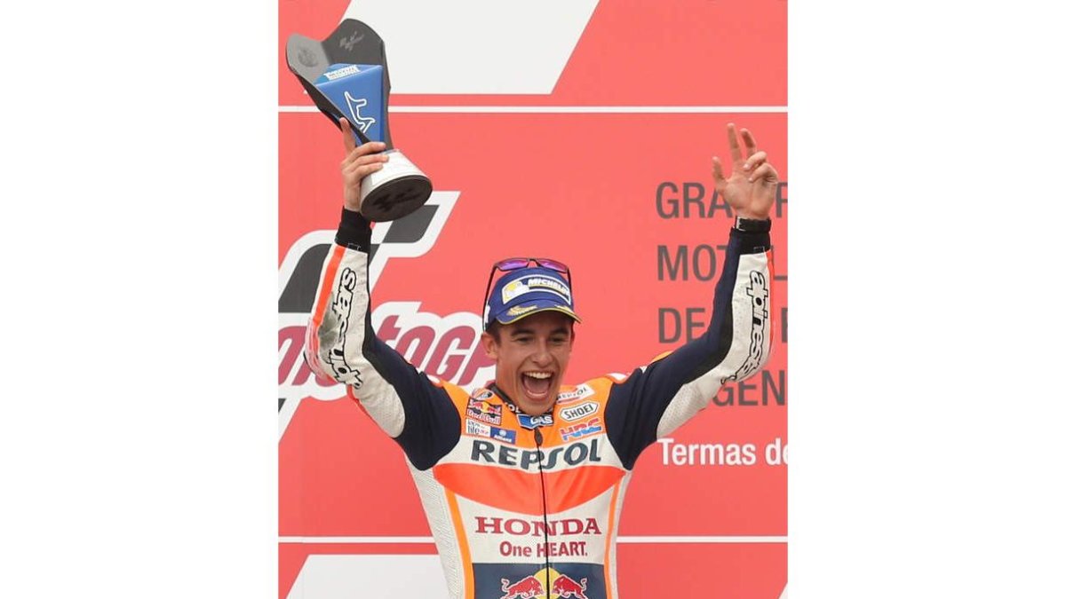 Marc Márquez, feliz  por su triunfo y su liderato mundial. AGUILERA