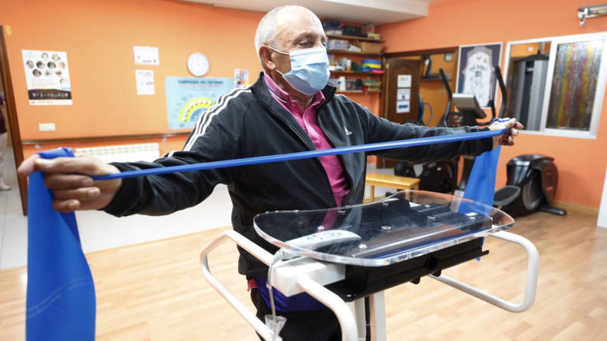 Andrés Rodríguez, enfermo de ELA, en rehabilitación en las instalaciones de Esclerosis Múltiple. RAMIRO