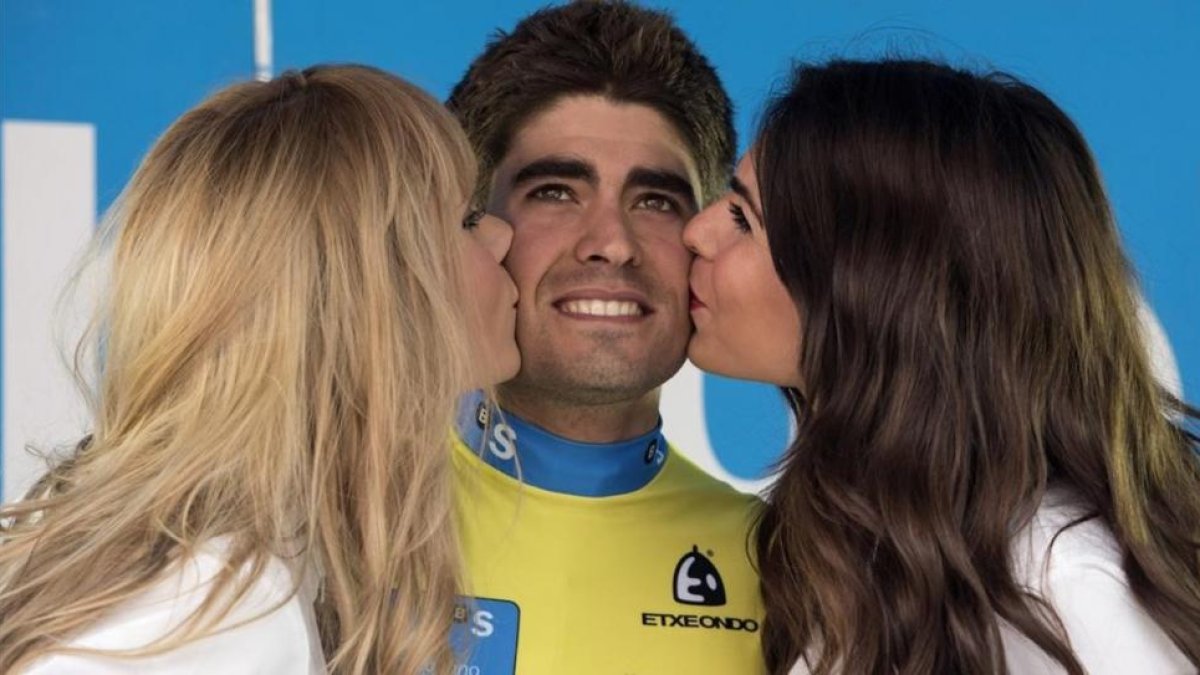 Mikel Landa, en la Vuelta al País Vasco del año pasado, con dos azafatas.