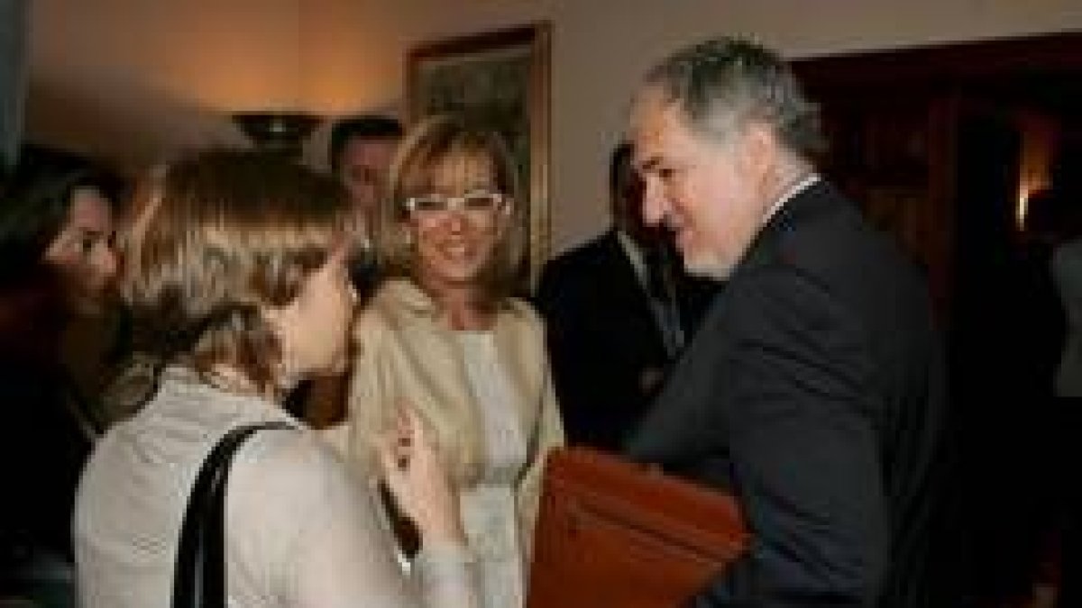 Conde-Pumpido charla con una de las asistentes a la reunión en presencia de la fiscal jefe de León