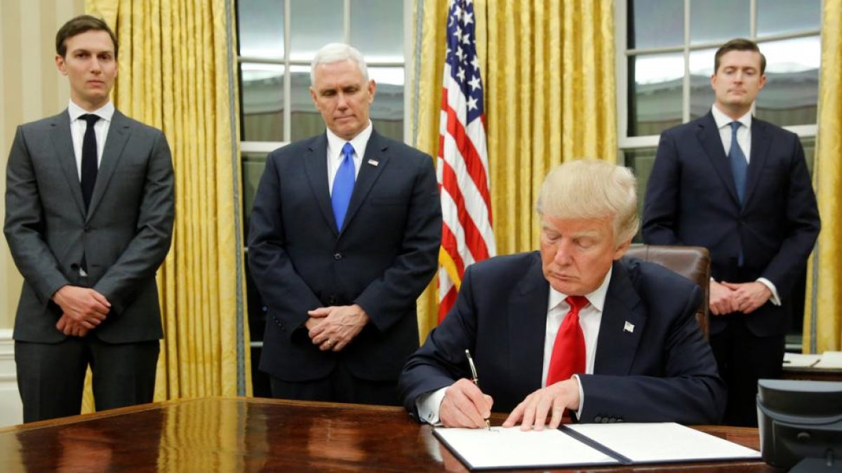 Trump firma sus primeros decretos en la Casa Blanca.