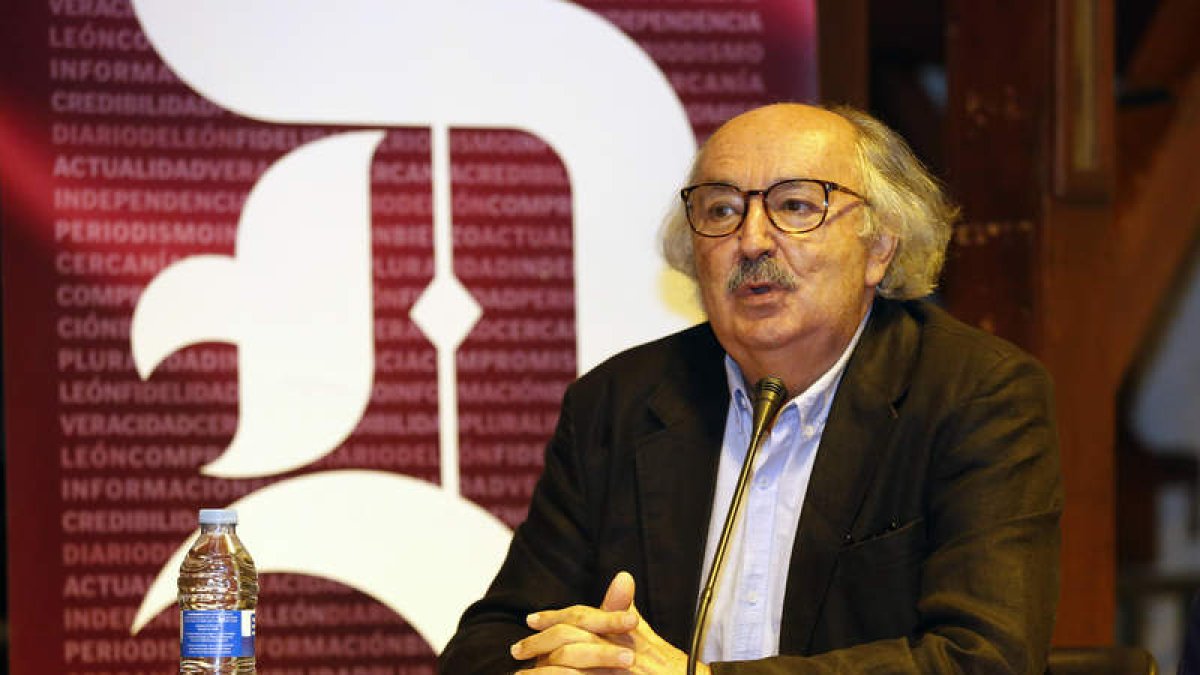 El poeta bañezano Antonio Colinas en el Club de Prensa del Diario de León. FERNANDO OTERO
