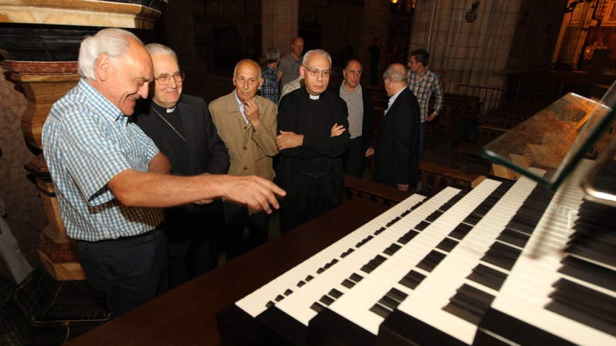 Samuel Rubio procede a hacer sonar el órgano, por vez primera, ante el obispo y otros representantes de la Diócesis de León.