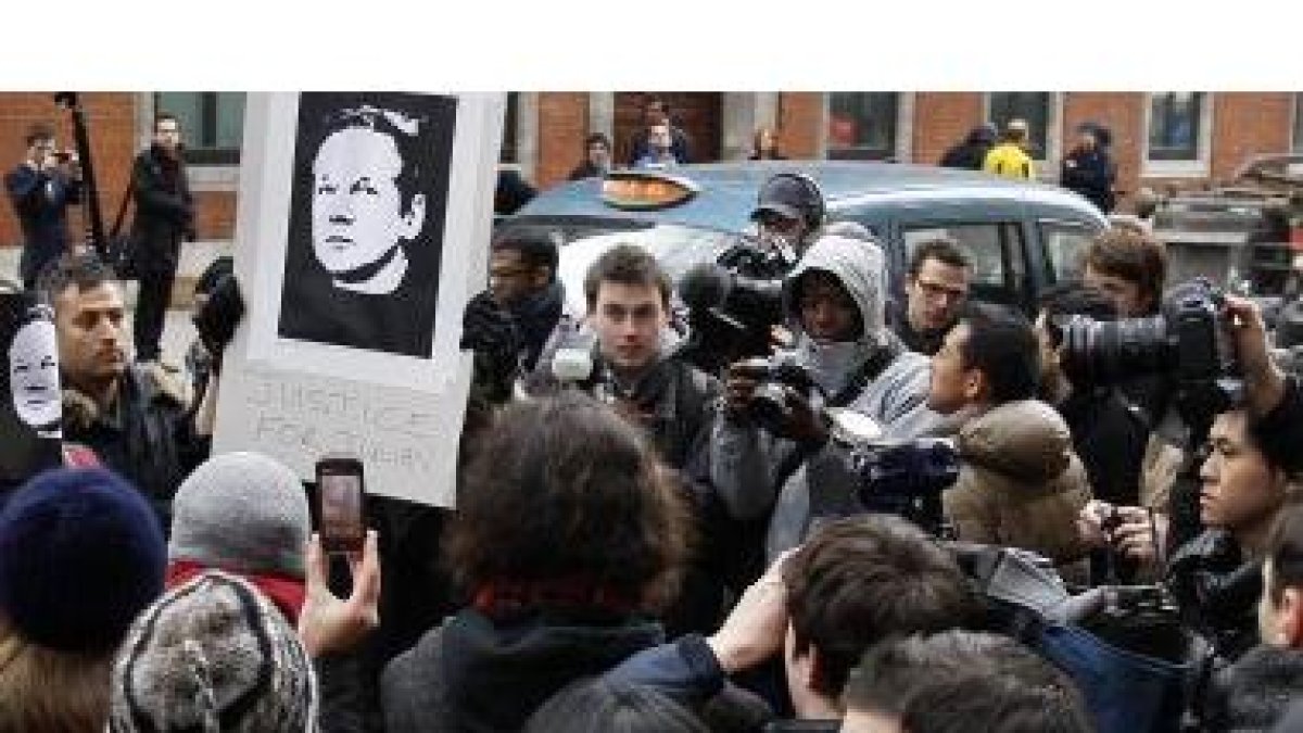 Seguidores de Julian Assange y periodistas se mezclan en el exterior de los juzgados de Westminster.