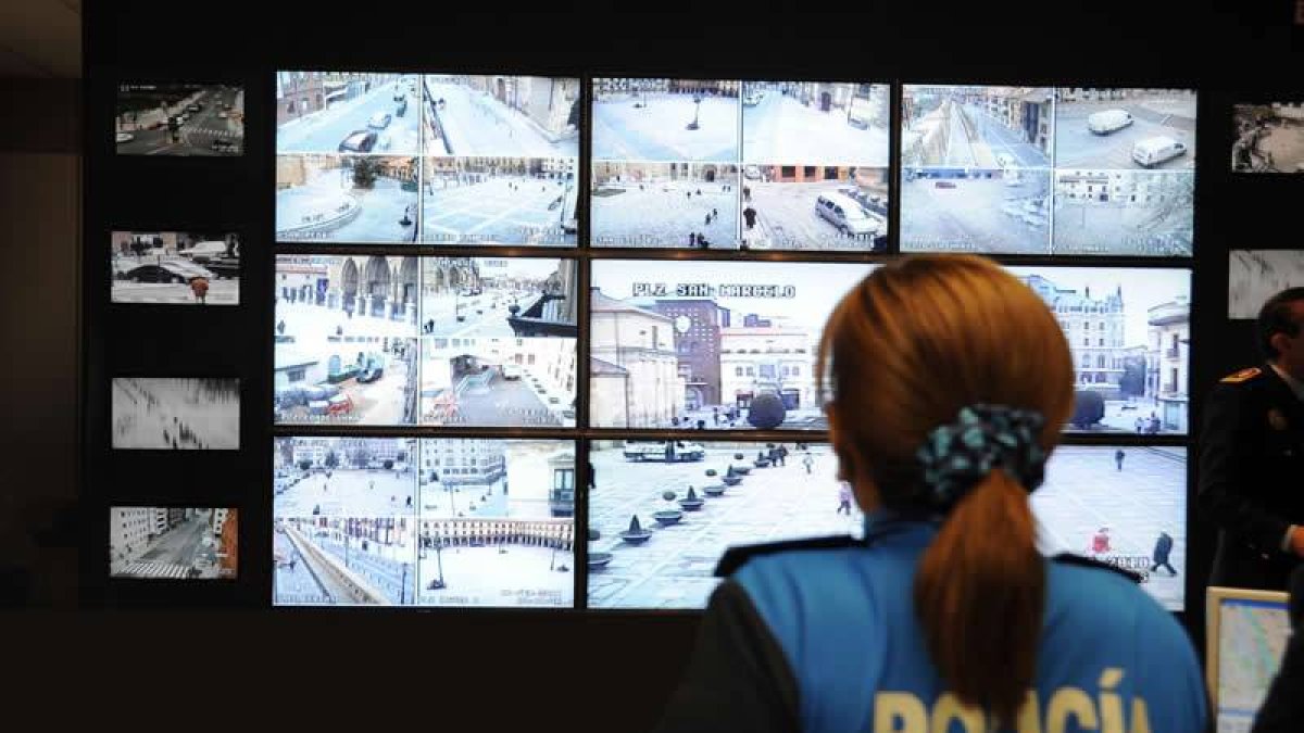 Un agente de la Policía Local ante el sistema de videovigilancia de la capital.