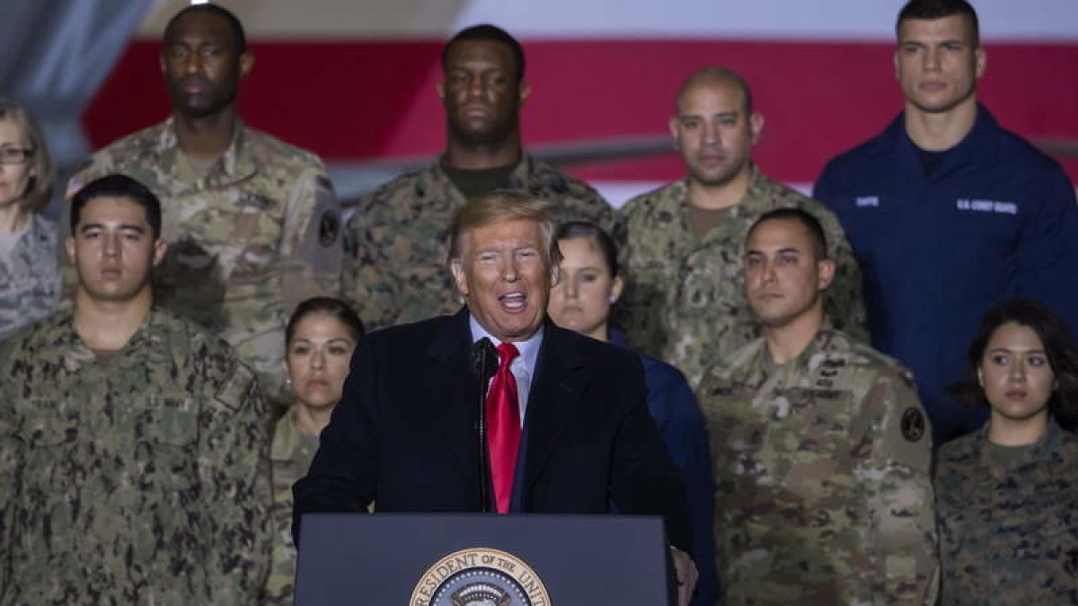El presidente Donald Trump, rodeado de militares.