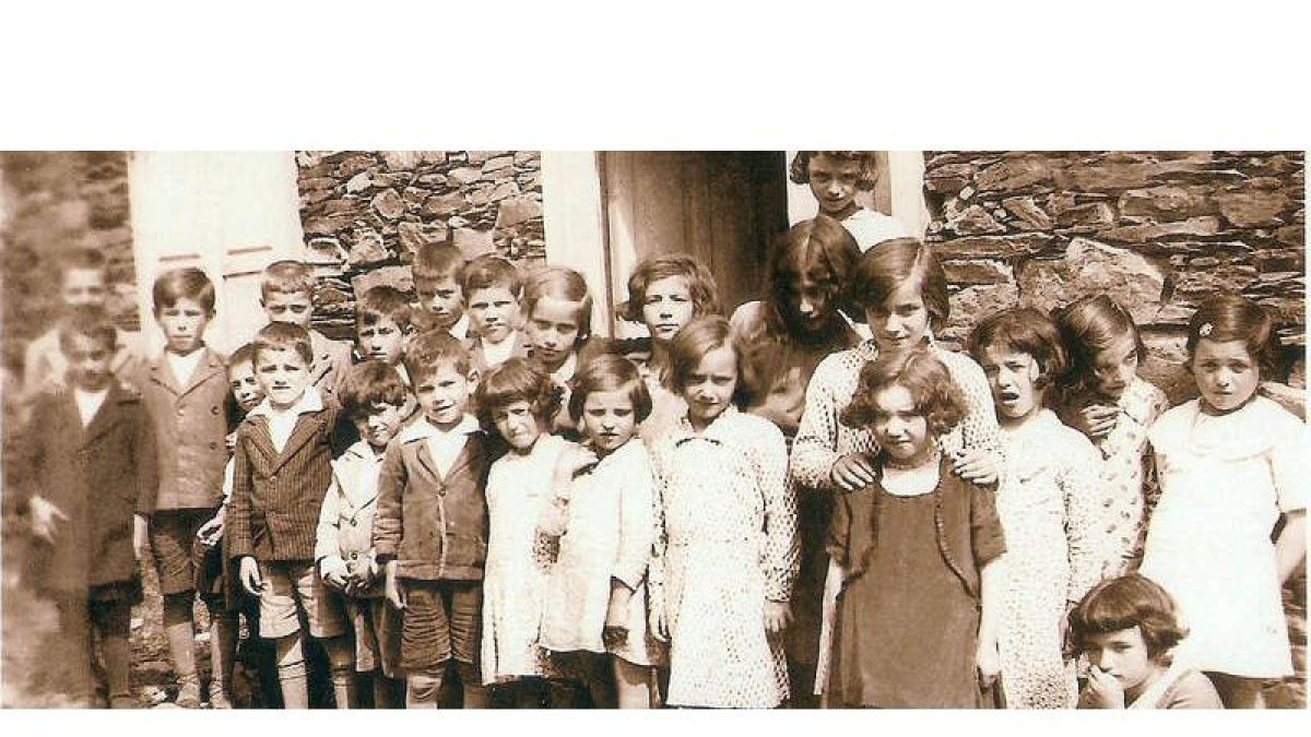 Niños de La Veguina en la antigua escuela, a principios de la década de los treinta
