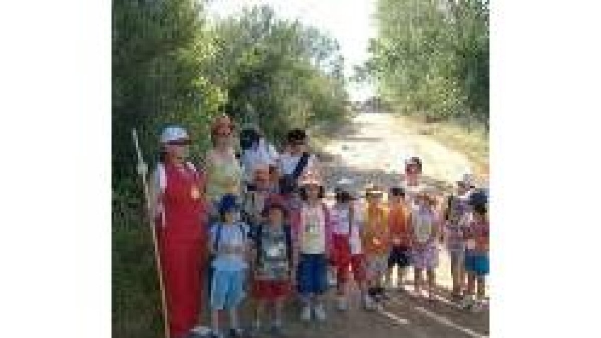 Los alumnos del CRA de Bustillo durante su etapa del Camino