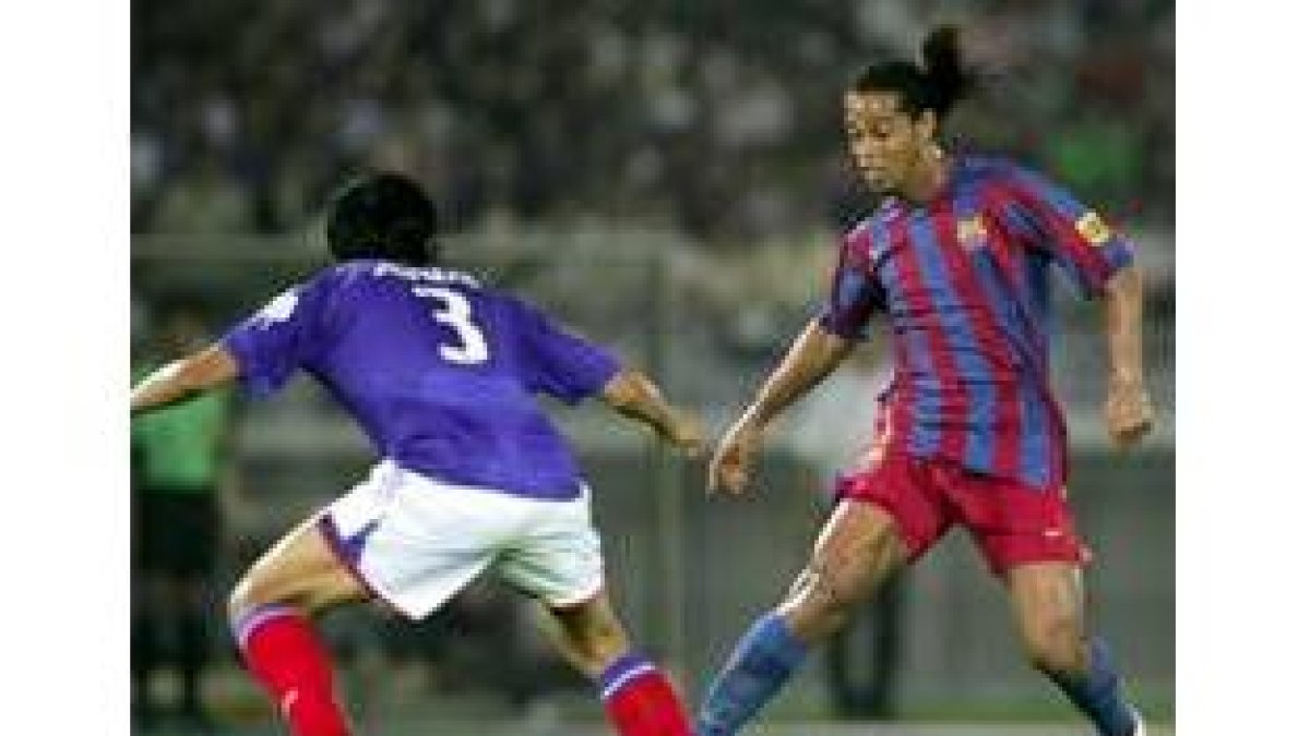 Ronaldinho encara y supera a un jugador japonés con uno de sus recortes eléctricos