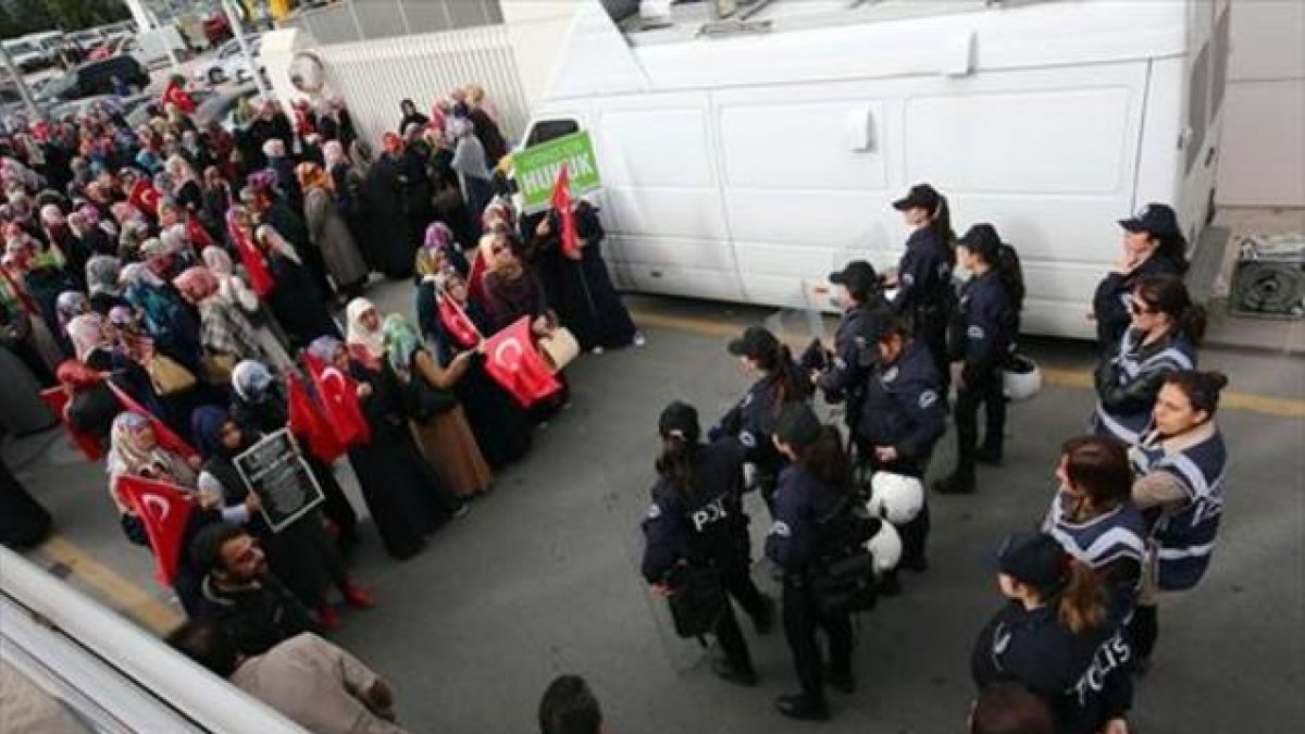 Mujeres policía vigilan a un grupo de manifestantes frente a la sede del hólding Koza Ipek, en Ankara.