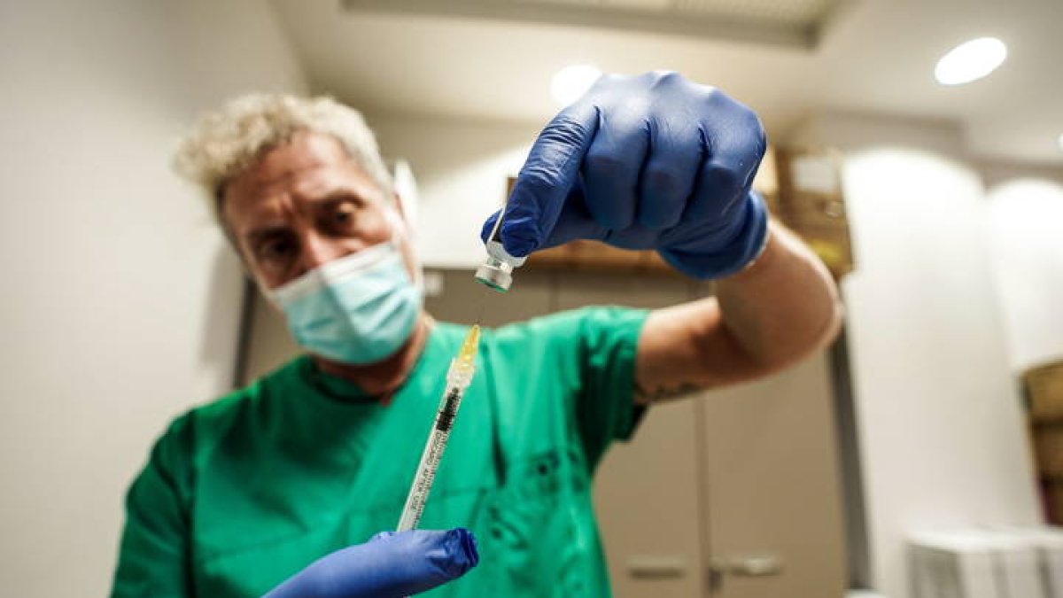 Un trabajador de la salud prepara una vacuna contra el covid. JESSICA PASQUALON
