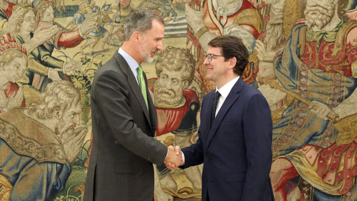 El rey saluda a Fernández Mañueco tras recibirle ayer en el Palacio de la Zarzuela tras asumir la presidencia de la Junta. ICAL
