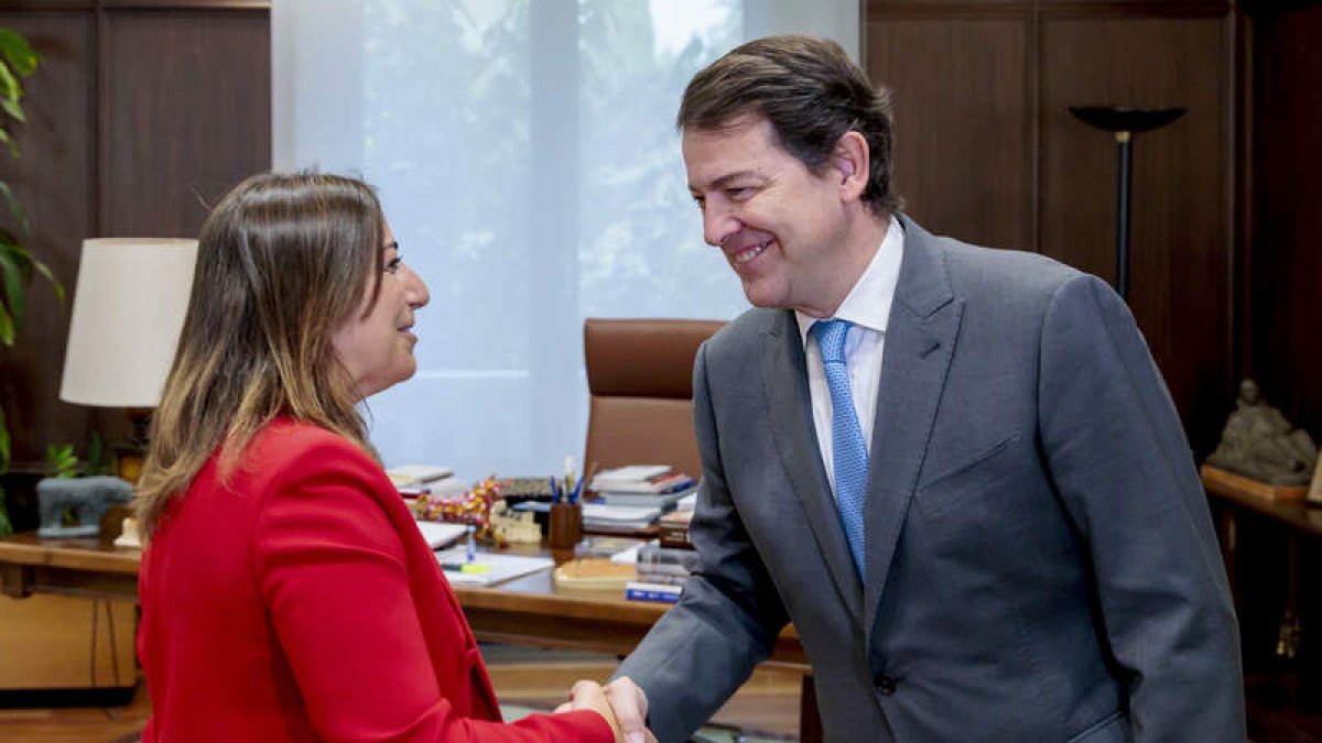 Mañueco con la alcaldesa de Palencia, ayer. NACHO GALLEGO