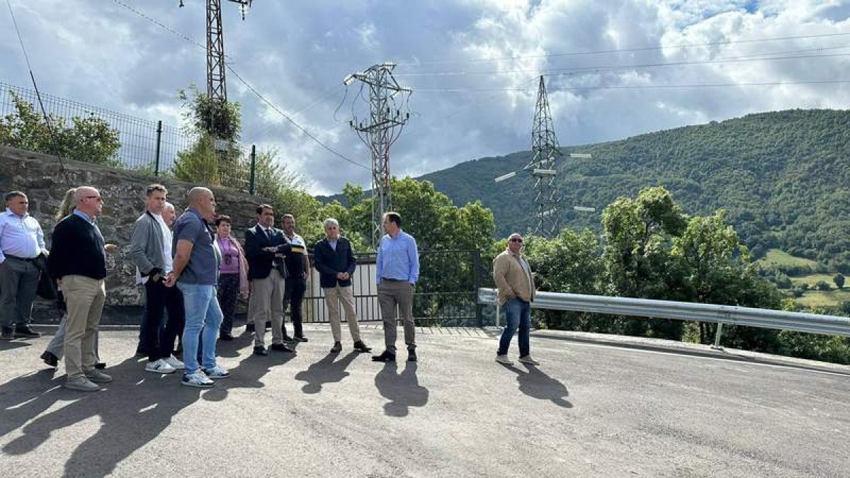 El consejero de Medio Ambiente, Juan Carlos Suárez Quiñones, visitó ayer las obras. DL