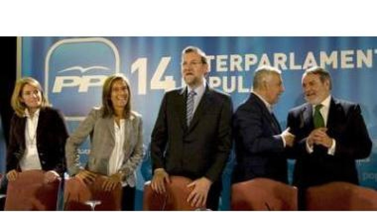 La presidenta del Parlamento vasco, Arantza Quiroga, junto a Ana Mato, Mariano Rajoy, Javier Arenas