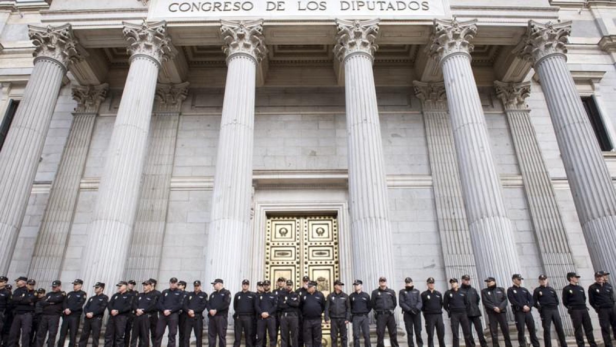 Policía Nacionales del Congreso de los Diputados en las escalinatas de la Cámara Baja, poco antes del minuto de silencio guardado hoy por Isidro Gabino Sanmartín Hernández y Jorge García Tudela,