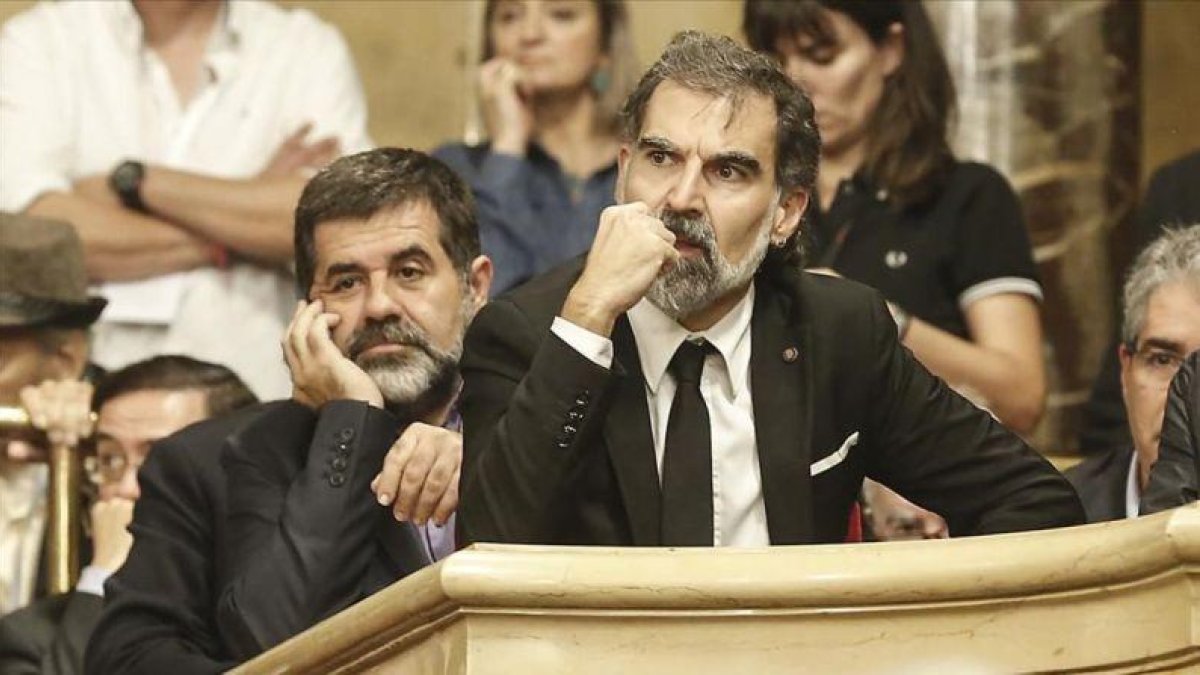 Jordi Sànchez y Jordi Cuixart, en el pleno en el Parlament del 10 de octubre del 2017.