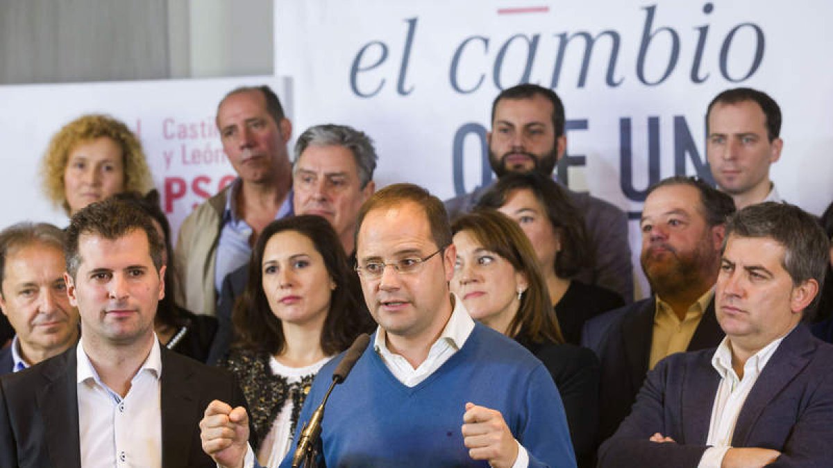 Tudanca y Luena, ayer, junto a los candidatos del PSOE por las nueve provincias de la Comunidad.