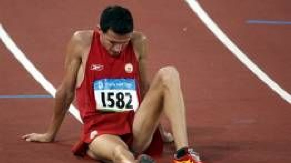 El español Juan Carlos Higuero muestra su decepción tras la final de los 1.500 metros de los Juegos