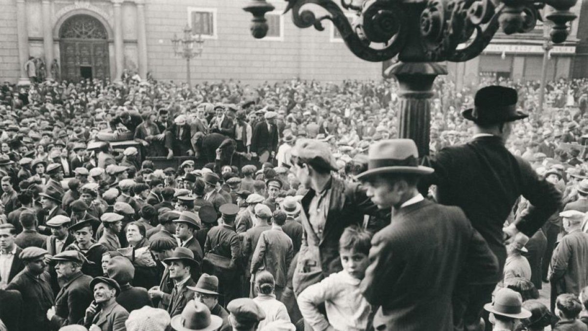 Proclamación de la Segunda República en la plaza de Sant Jaume de Barcelona, el 14 de abril de 1931.