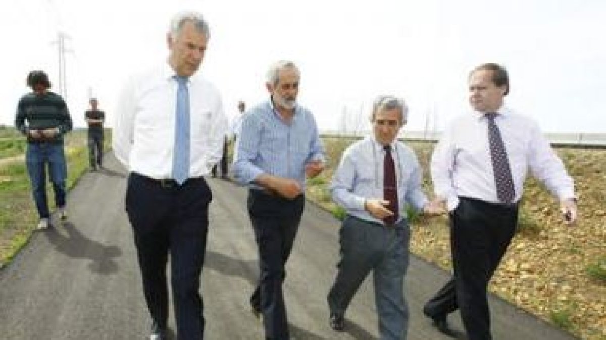 El consejero delegado de Ebro, Eugenio Ruiz, junto a Llorente y Mark Carr, de British Sugar