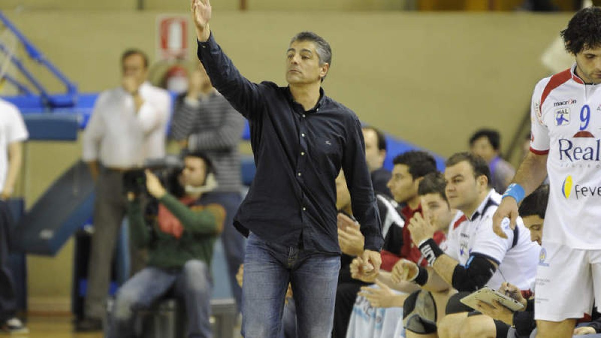 Isidoro Martínez da indicaciones durante el partido ante el Valladolid.