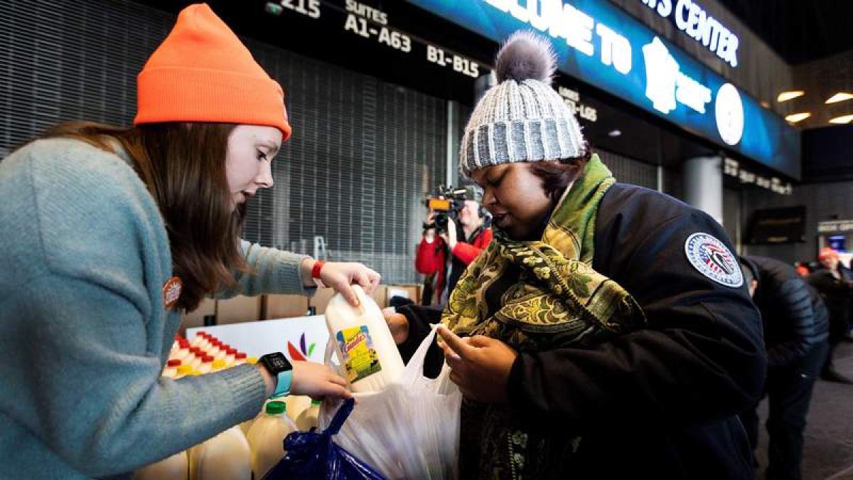 Una mujer llena la bolsa con productos de un banco de alimentos de Nueva York. JUSTIN LANE