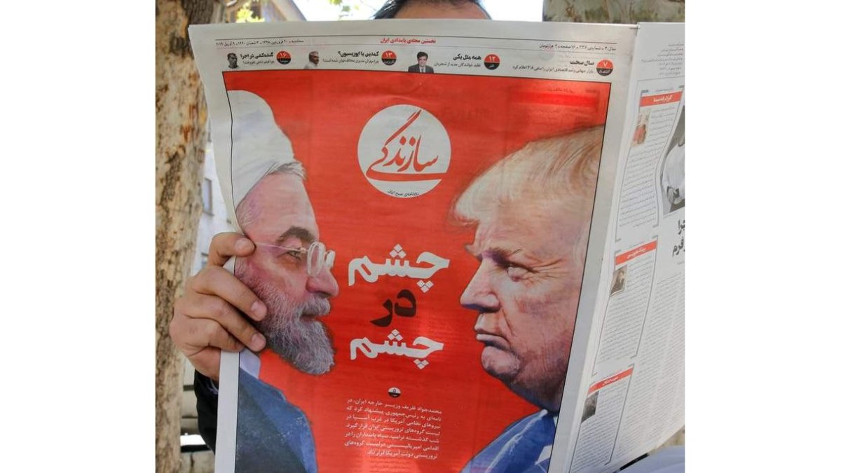 Un hombre lee un periódico en Teherán.