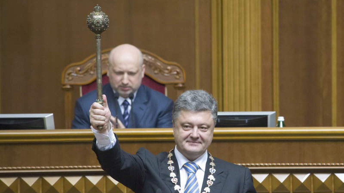 El electo presidente de Ucrania, Petro Poroshenko, en el acto de ayer.