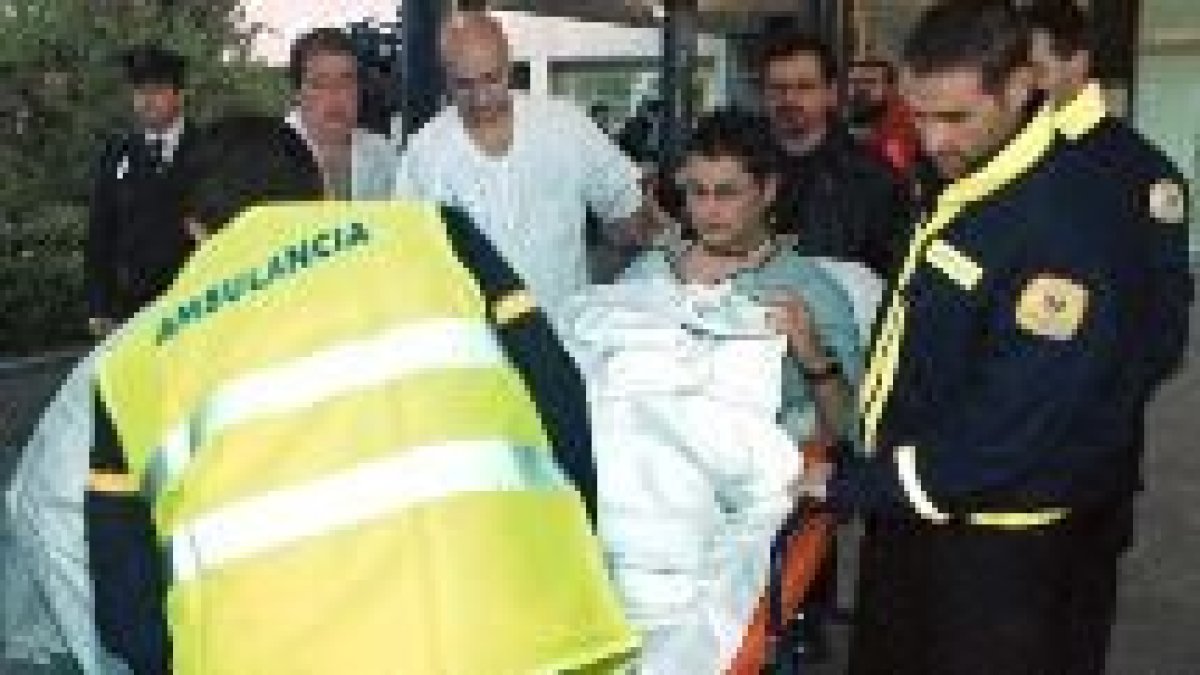 En la foto, un momento en el que un paciente era evacuado del hospital de Mérida incendiado