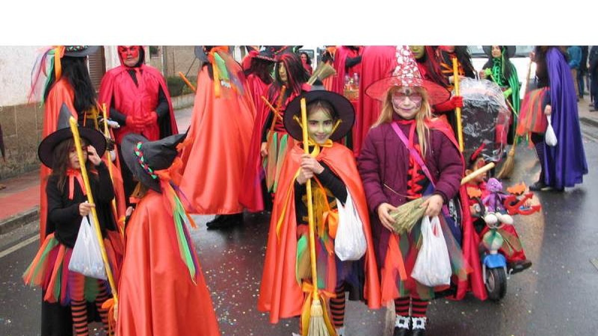 Disfraces participantes en el desfile de Carnaval que el Ayuntamiento de Carracedelo ha celebrado en Villadepalos en los últimos años.
