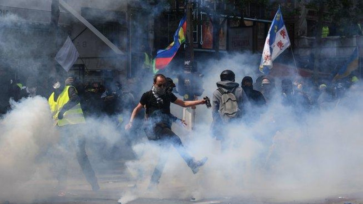 Un momento de los enfrentamientos entre la Policia manifestantes el Primero de Mayo en París.