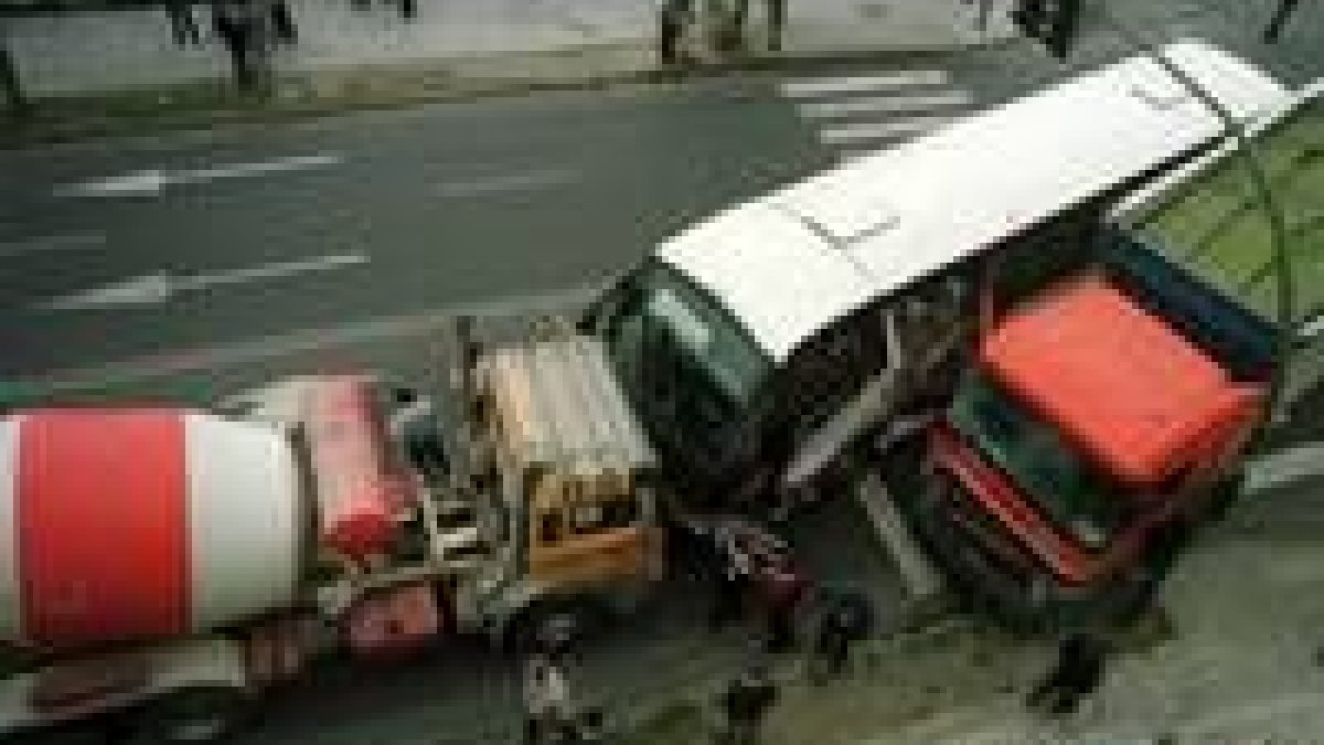 Accidente de un autobús con otros dos vehículos pesados en una carretera de Castilla y León