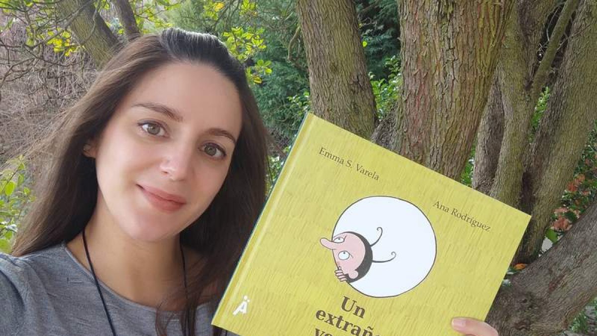 Emma S. Varela, conn su nuevo libro ‘Un extraño vecino’ (Editorial Amigos de Papel). DL