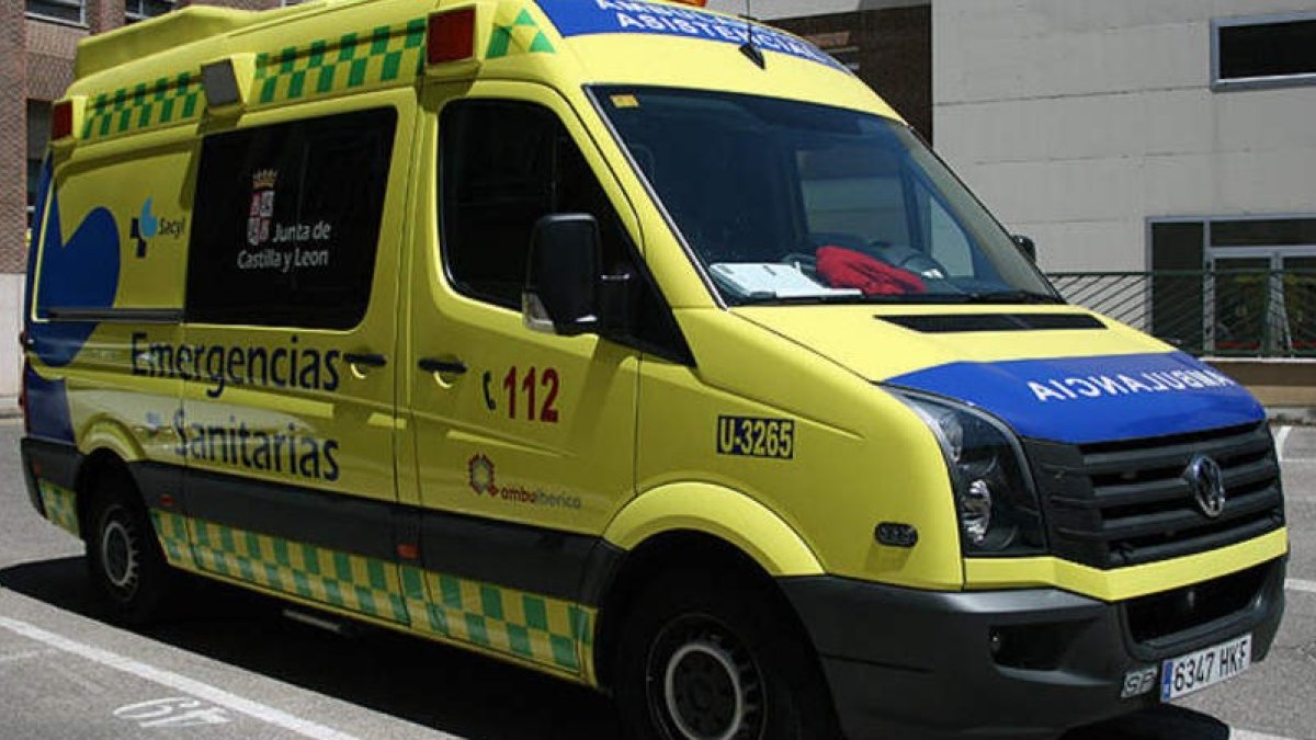 Una ambulancia del Sacyl en una imagen de archivo. DL