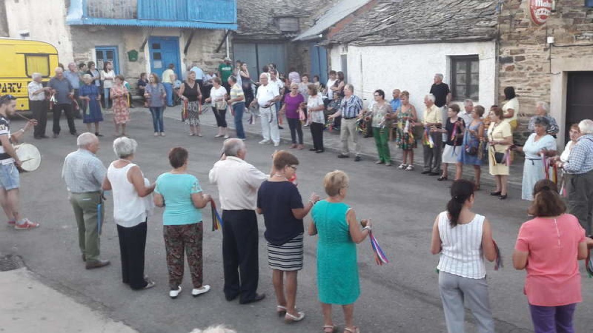 El baile maragato no faltará durante el sábado y el domingo para honrar al patrón de la localidad. DL