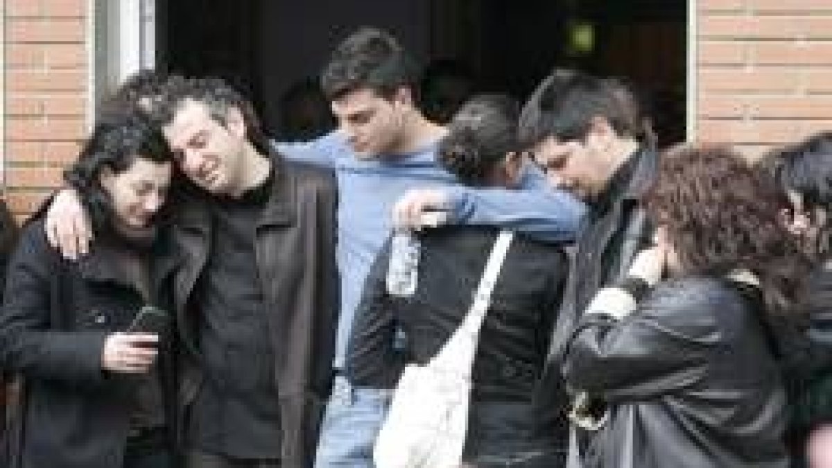 Rocío, Nicanor, Javier y Roberto Sen, hermanos de la víctima, se abrazan desconsolados