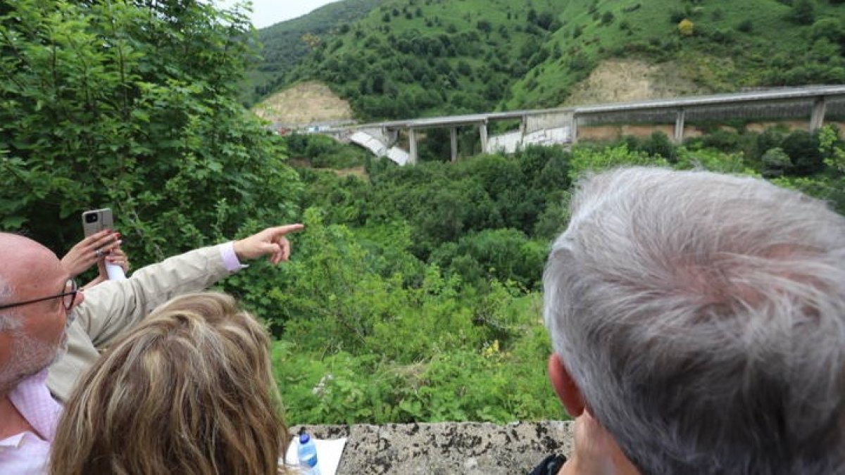 El director de Carreteras, explicando el doble derribo a la ministra y al presidente de la Xunta. ANA F. BARREDO