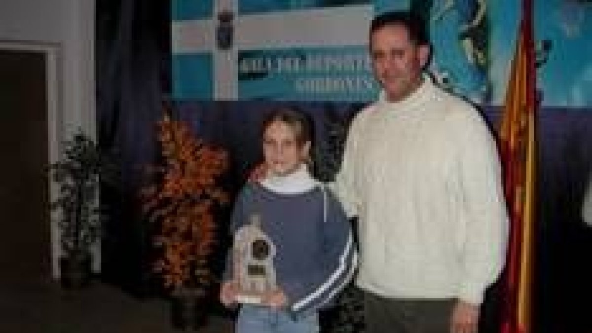 La joven escolar recibe uno de los premios absolutos por colegios