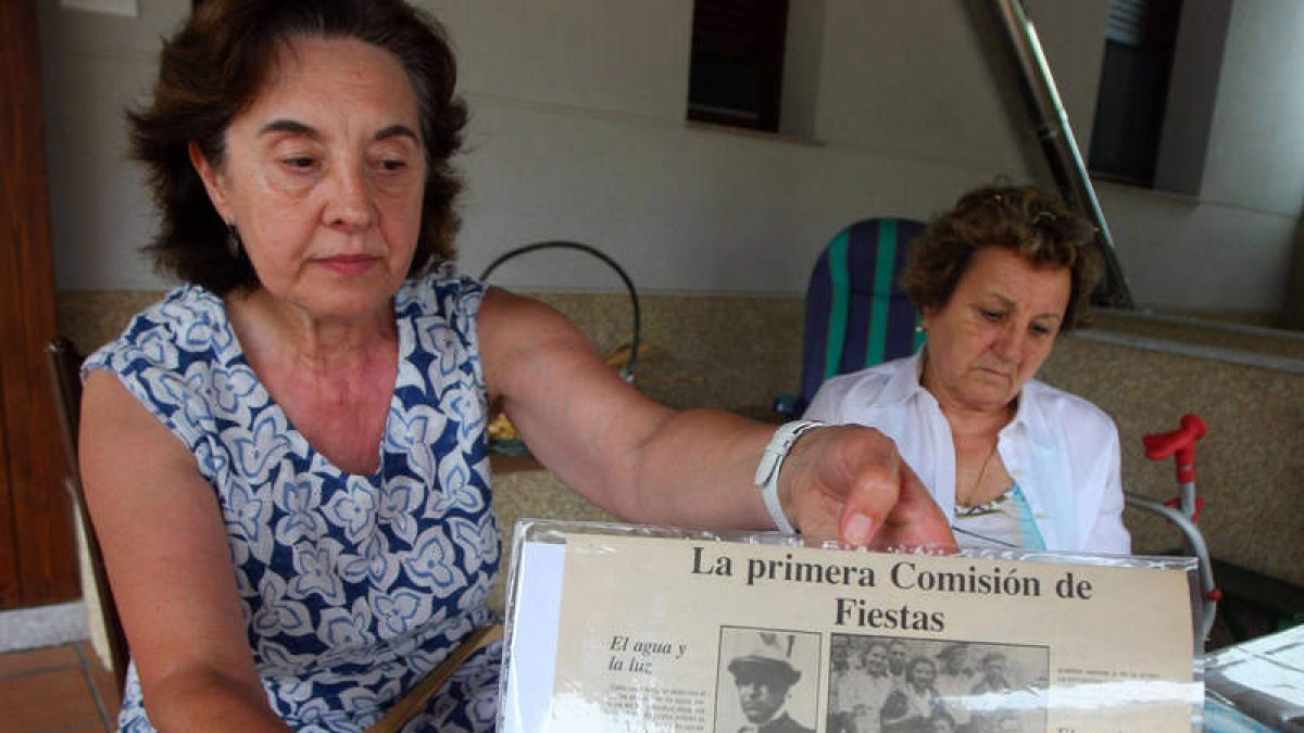 La nieta de Morete, María Ángeles, y Tina Calleja con un viejo recorte de prensa.